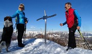 68 Alla piccola croce della  cima innevata del  Monte Podona (1228 m) 